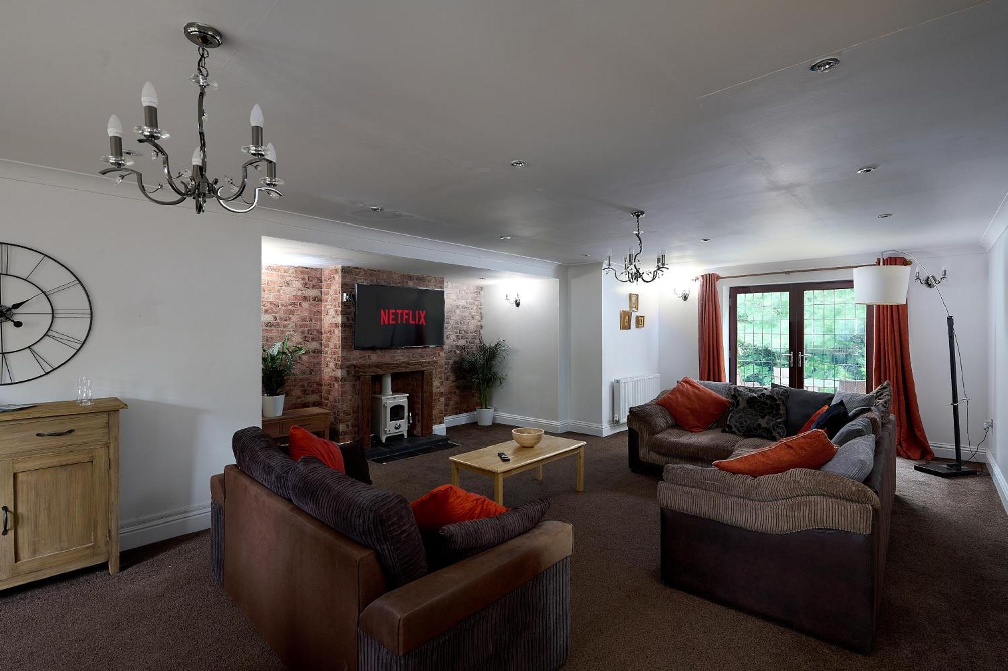 Spacious Home For Large Families And Contractors วุลฟ์เวอร์แฮมป์ตัน ภายนอก รูปภาพ